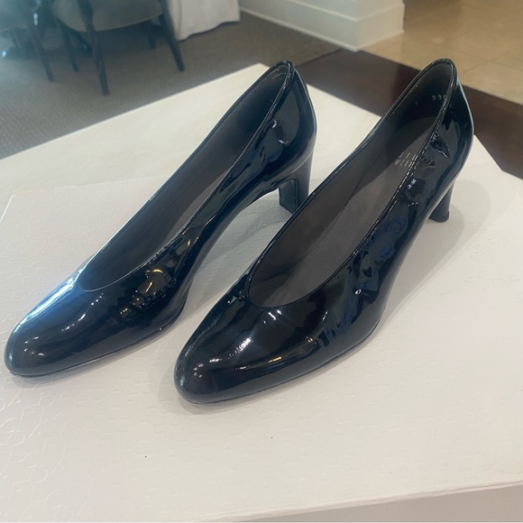 Stuart Weitzman black patent block heel. Great condition. No odors. SZ 8 - Picture 2 of 6